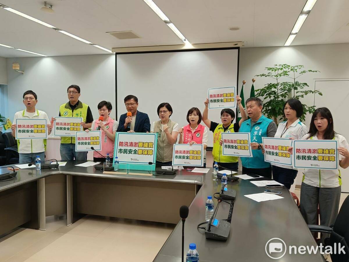 民進黨台中市議會黨團舉行記者會，痛批盧秀燕明知颱風天還要北上輔選。  圖：唐復年/攝
