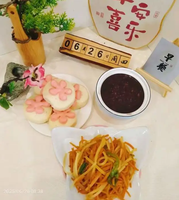 涉案幼兒園提供色彩豐富的餐點作為早餐，包括黃色的榨菜、棕色的稀飯、做成粉色花瓣的饅頭。 圖：翻攝自《大風新聞》