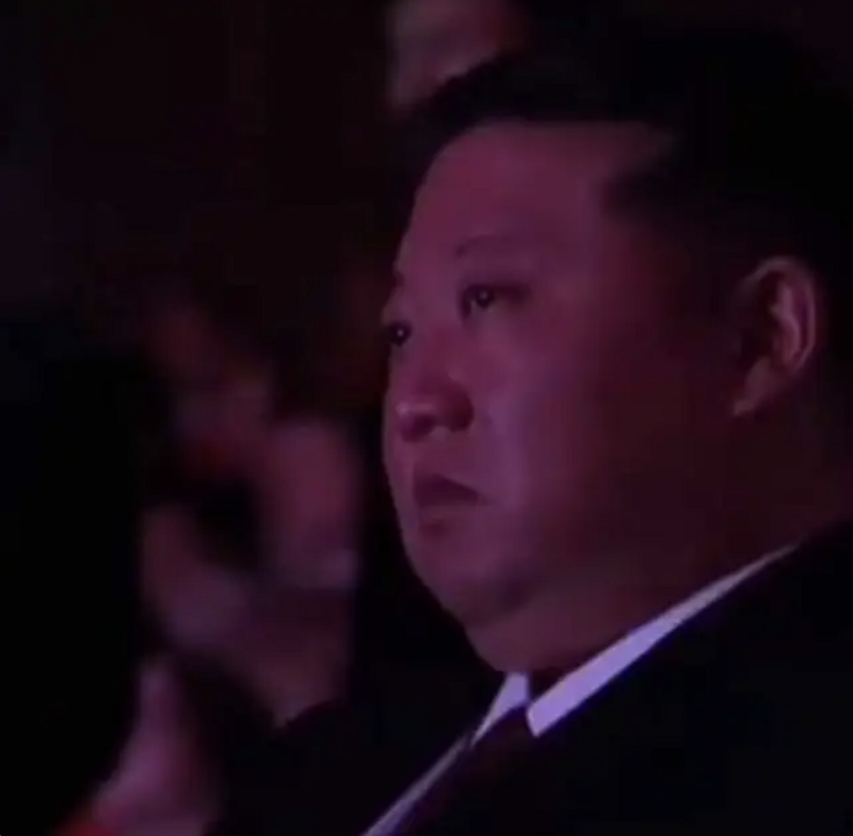 1 日，北韓領導人金正恩親自在平壤機場迎接援俄陣亡北韓軍將士遺體歸國，當場紅了眼眶、雙手微顫地撫著靈柩，滿臉悲痛之情。 圖：翻攝自 正觀歷史