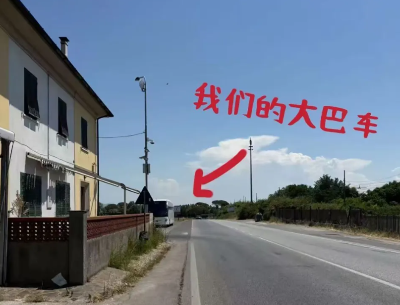 義大利的中國旅行團遊客所提供的巴士位置，該車在當地遭洗劫一空。 圖：翻攝自《成都商報紅星新聞》