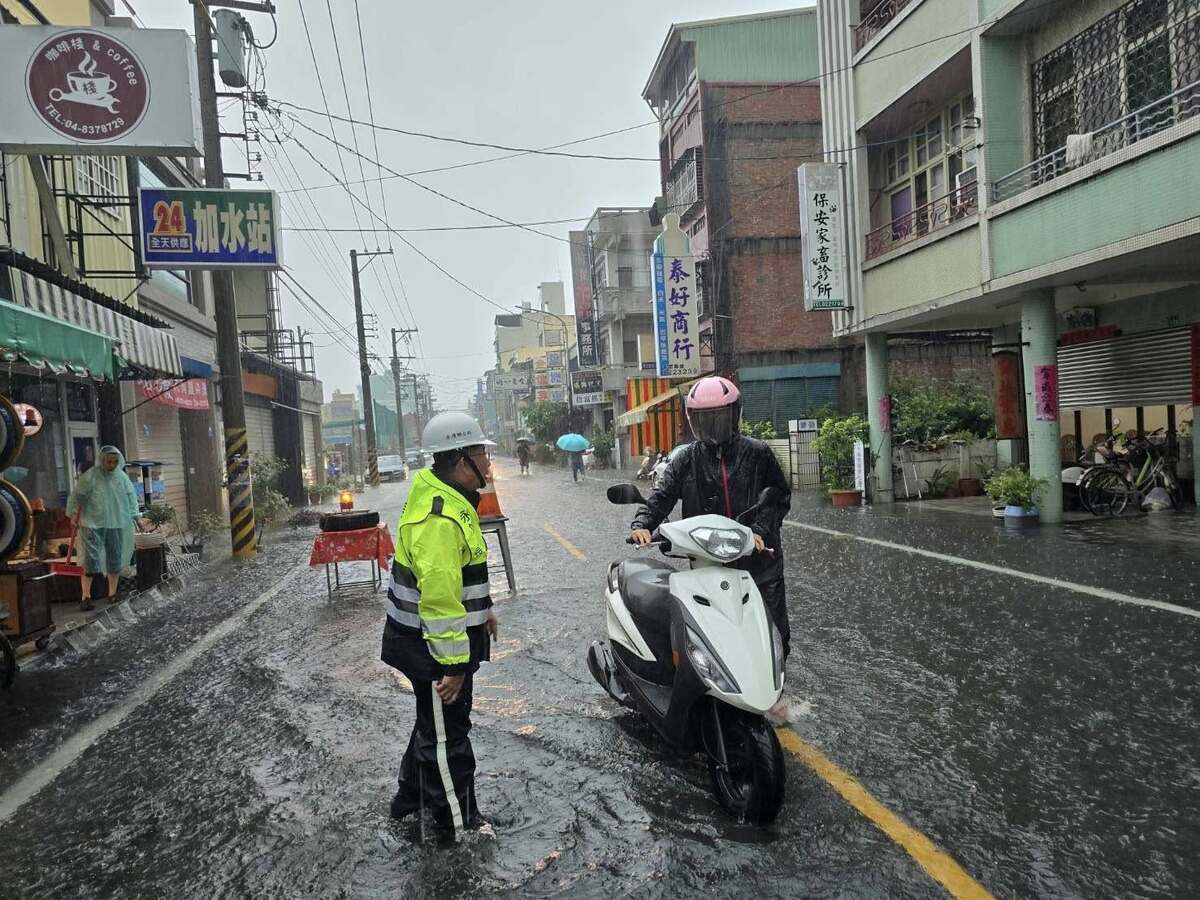 受丹娜絲颱風所帶來大低壓帶影響，彰化縣8日下起暴雨，導致不少地區馬路都被淹成小河。 圖：取自永靖鄉公所臉書