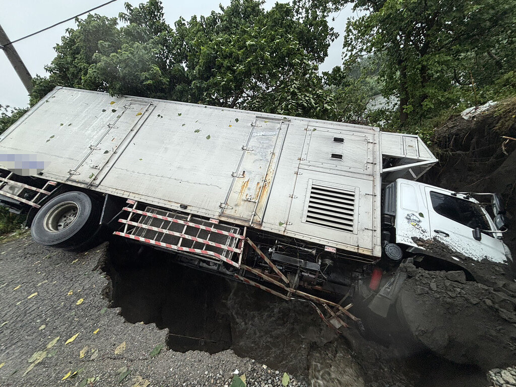 彰化縣二林鎮二溪路七段2巷道路坍塌出現坑洞，一輛大貨車8日上午行經時，陷入坑洞動彈不得。（民眾提供）中央社記者鄭維真傳真  114年7月8日