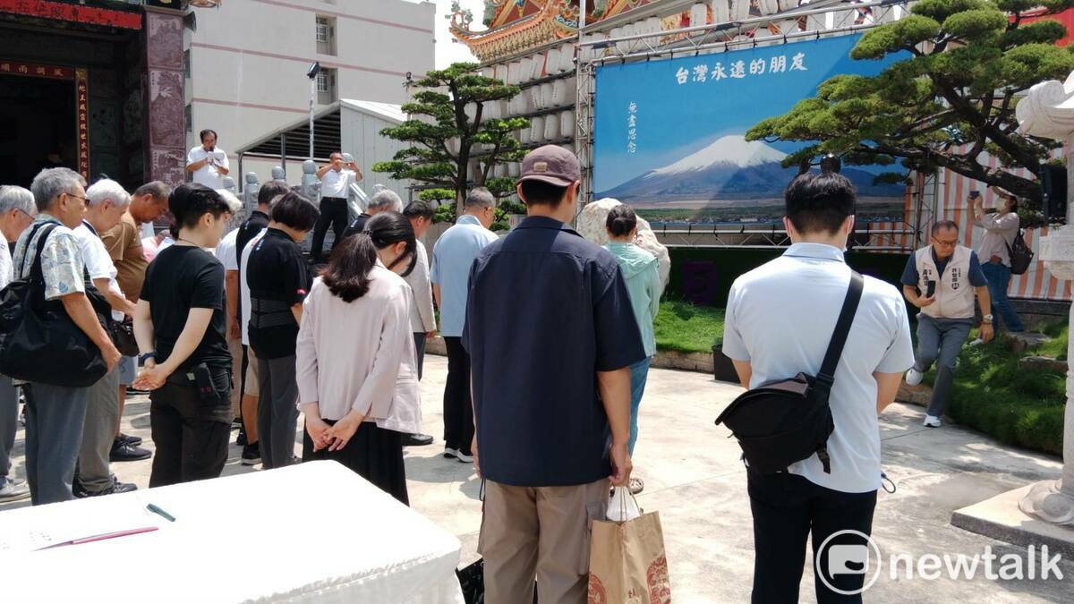 追悼會開始前首先默哀一分鐘。 圖：孫家銘攝