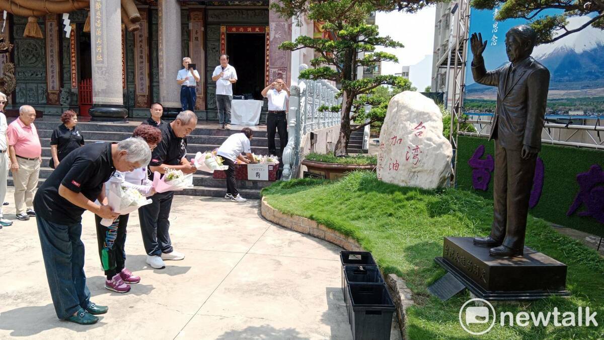 紅毛港保安堂幹部獻花。 圖：孫家銘攝