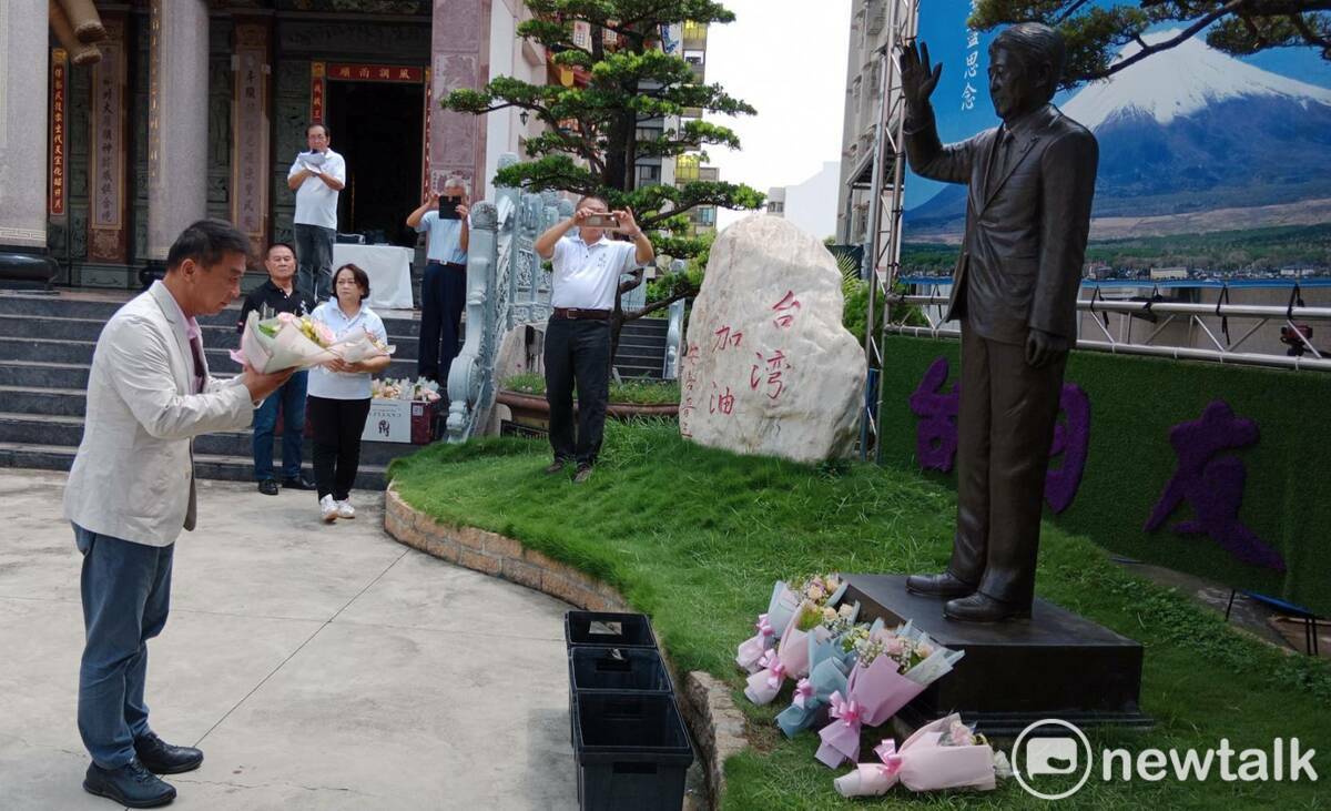 許智傑(左一)向安倍銅像獻花致意。 圖：孫家銘攝
