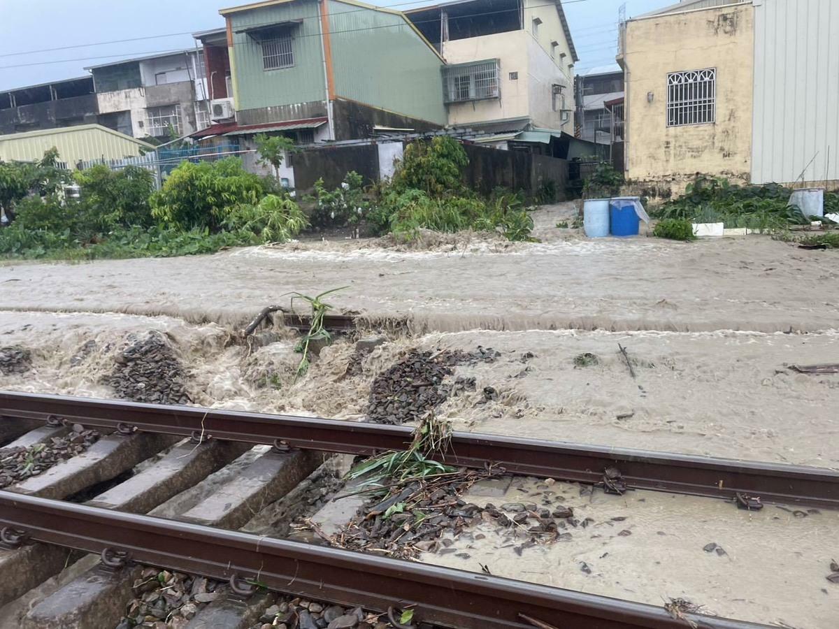 台鐵二水=林內間受豪大雨影響，路線掏空，造成雙線不通。 圖：台灣鐵路股份有限公司提供
