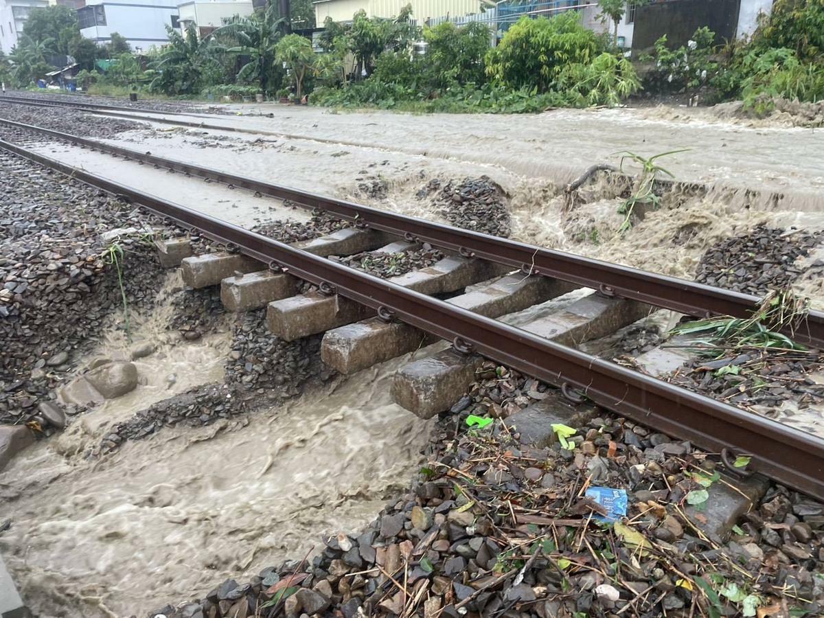 彰化、雲林等地今(8)日受猛烈雨勢影響，台鐵二水=林內間路線掏空，雙線不通。 圖：台灣鐵路股份有限公司提供
