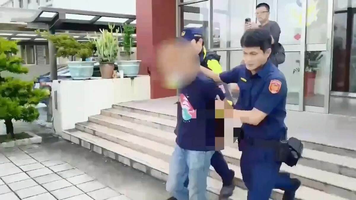 謝嫌被警方從彰化帶回土城偵訊。 圖：翻攝自網路