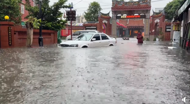 受丹娜絲颱風所帶來大低壓帶影響，彰化縣8日下起暴雨，導致不少地區馬路都被淹成小河。尤其以鹿港最為嚴重，幾乎一大半鹿港都淹大水，水淹及膝。 （圖：取自彰化媒體記者協會）