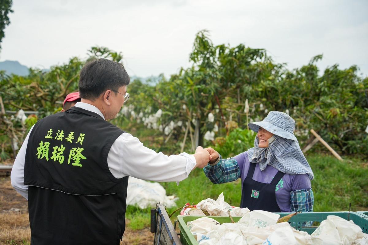 賴瑞隆(左)將爭取災後重建，並承諾爭取農業部天然災害救助。 圖：賴瑞隆辦公室/提供