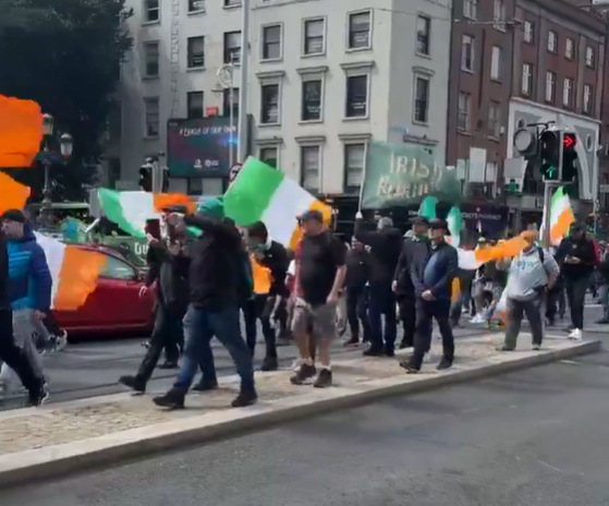 愛爾蘭抗議者高舉愛爾蘭國旗驅趕穆斯林。 圖：擷取自 X @TheLiberal_ie