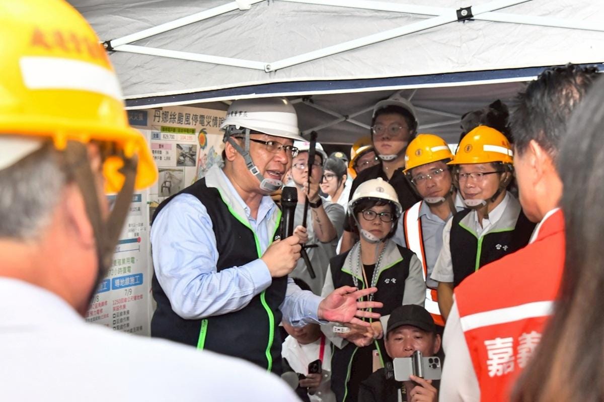 行政院長卓榮泰8日視察台電特高壓電塔大寮-新塭線2、3、4號鐵塔倒塌受損情形。 圖：行政院提供