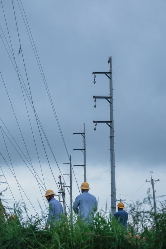 台電特高壓電塔大寮-新塭線2、3、4號鐵塔倒塌受損情形。 圖：行政院提供