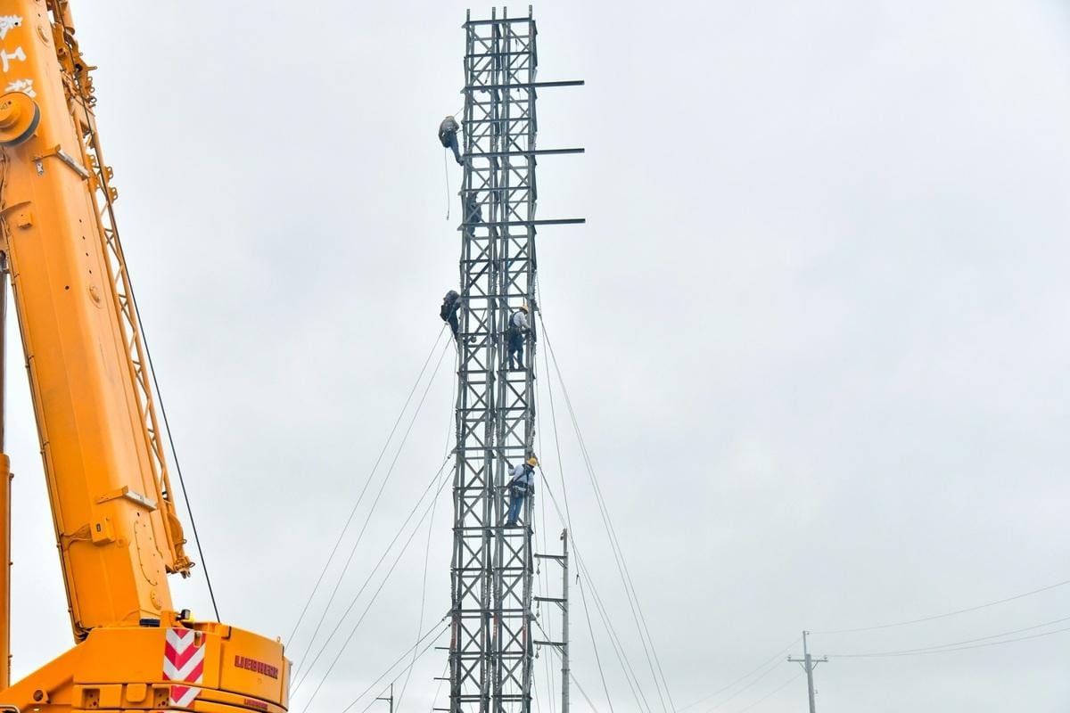 台電特高壓電塔大寮-新塭線2、3、4號鐵塔倒塌受損情形。 圖：行政院提供