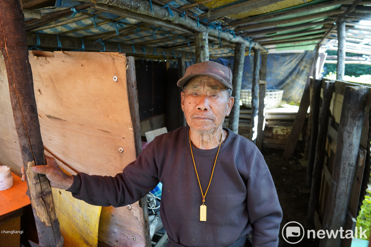 102歲人瑞張天佑在他獨立搭建的工寮內。 圖：張良一/攝