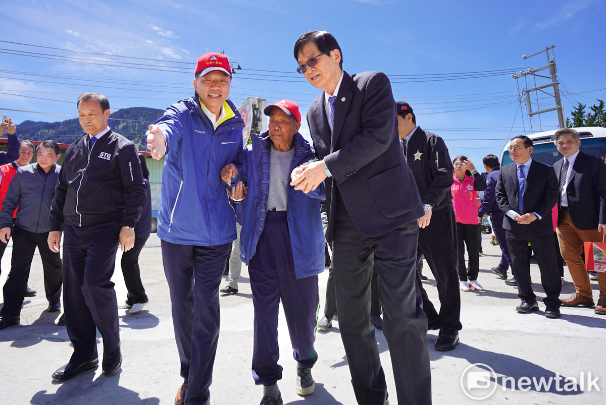 兩位將軍出身的嚴德發主委（右）與董紹明場長牽著102歲老榮民張天佑的手走進百歲居，象徵政府照顧張天佑的不離不棄，同時也體現國家對弱勢群體的照顧責任以及老有所養的社會實踐。這也讓張天佑驚呼：「以前都是兵服侍官，現在怎麼顛倒過來，竟然是官照顧兵！」 圖：福壽山農場提供