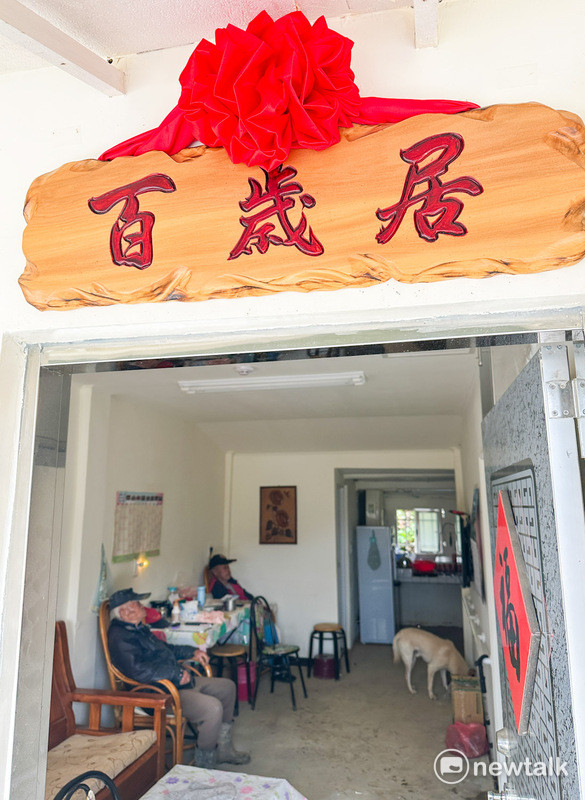 退輔會為張天佑整建的眷舍命名為「百歲居」，屋內家電與傢俱一應俱全且窗明几淨。百歲居將供張天佑百歲居將供張天佑居住至其終老。 圖：張良一/攝