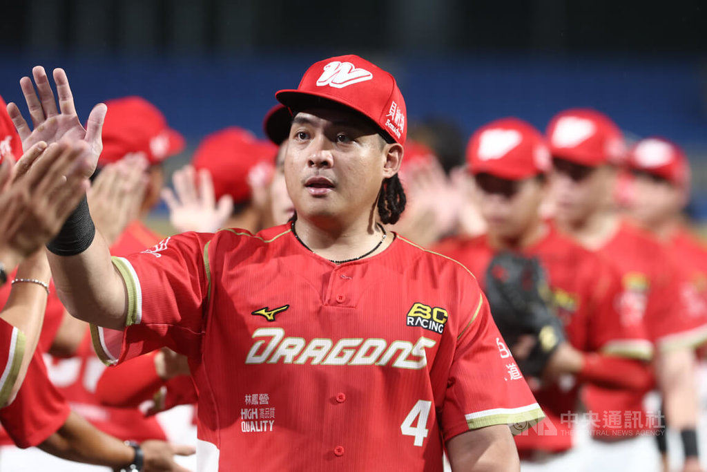 中華職棒味全龍隊8日在新莊棒球場以4比1擊敗富邦悍將隊，龍隊捕手吉力吉撈．鞏冠（中）8局敲出關鍵超前安打助隊奪勝，賽後獲選單場MVP。中央社記者王騰毅攝　114年7月8日