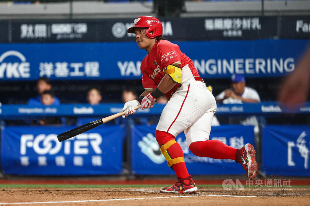 中華職棒味全龍隊8日作客新莊球場迎戰富邦悍將隊，打者吉力吉撈．鞏冠（圖）8局敲出2分打點安打，助龍隊超前比分。中央社記者王騰毅攝　114年7月8日