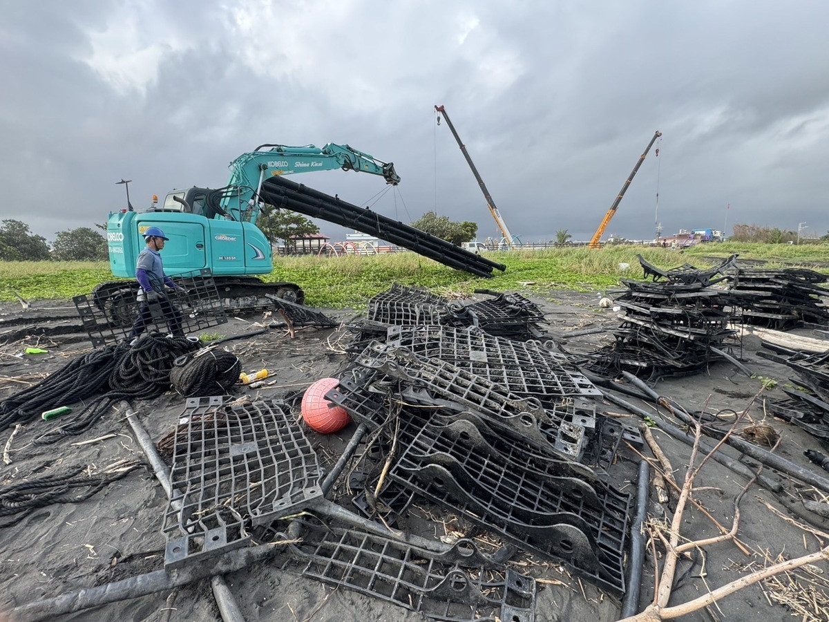 旭東公司移除散落岸際之光電系統浮台。 圖：屏東縣政府/提供