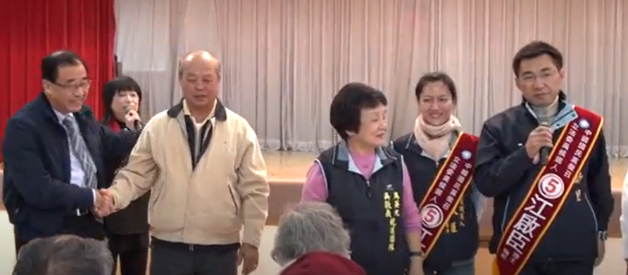 江海泉（左二）13年前出席江啟臣的造勢活動，江啟臣當天說出父子間的秘密，父親曾經因為要參選，一個月不和他說話。 圖：取自江啟臣TY頻道