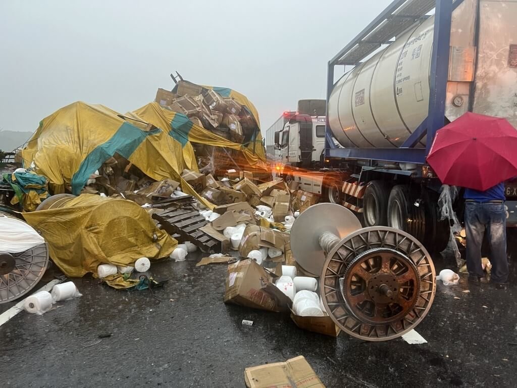 國道3號北上137.6公里苗栗西湖路段9日上午7時許發生4輛大小車輛連環追撞事故，事故車及散落物占用全線車道。（民眾提供）中央社記者管瑞平傳真  114年7月9日
