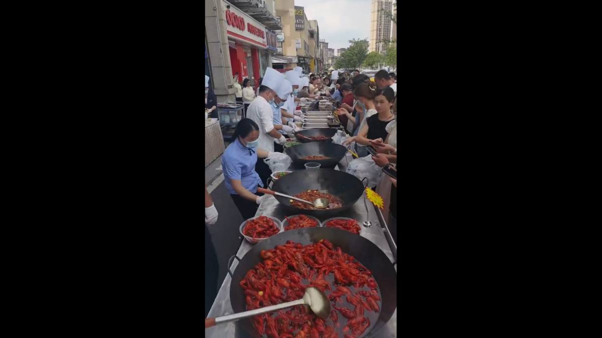 中國高端餐飲業近來在經濟低迷與官方「禁酒令」雙重打擊下陷入寒冬。多地五星級飯店與知名私房菜館紛紛走上街頭擺攤，販售平價便當、熟食小菜自救。 圖:翻攝自影片