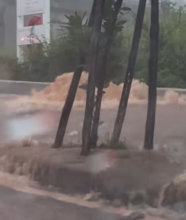 台中地區的排水溝疑似因排水不良，無法負荷今早降雨，形成「湧泉」奇觀。 圖：翻攝自臉書「爆料公社」