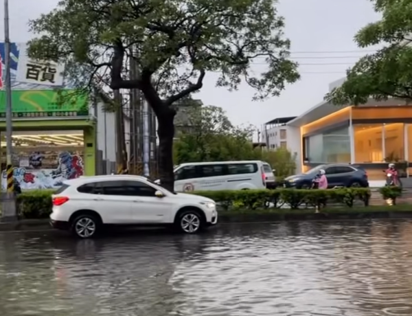 網友分享沙鹿地區車道滿是積水，導致用路人通行就像在過河。 圖：翻攝自臉書「爆料公社」