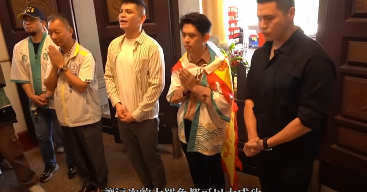 今年5月台中6個罷團發言人、志工，以及閩南狼(右一)在台中「義虎堂」向虎爺祈求大罷免成功時，志工杜承哲(右二)擲出了聖筊。 圖：翻攝自閩南狼YT頻道