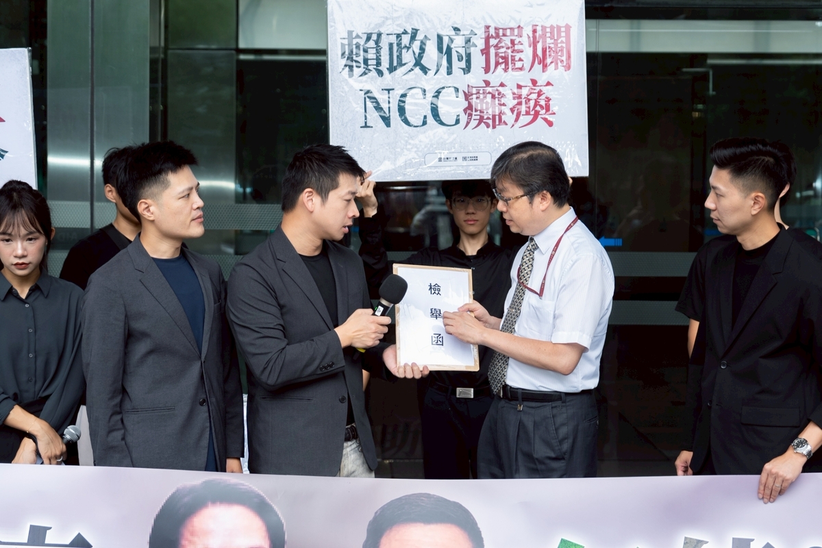 民眾黨副秘書長許甫等人今天赴NCC遞交檢舉函。 圖：民眾黨／提供