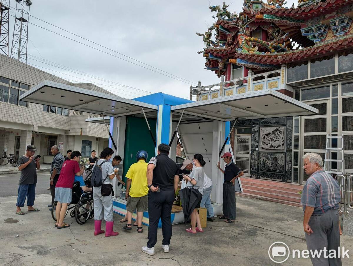 鹽水區公所獲得永康鼎硯工程公司的支援，在歡雅里永安宮與汫水國小內設置兩座充電站，加上中華電信在南門路的鹽水服務據點，以及位於治水路的消防局第一大隊鹽水分隊，目前鹽水區共有四處充電站，提供民眾免費使用。 圖：台南市政府提供