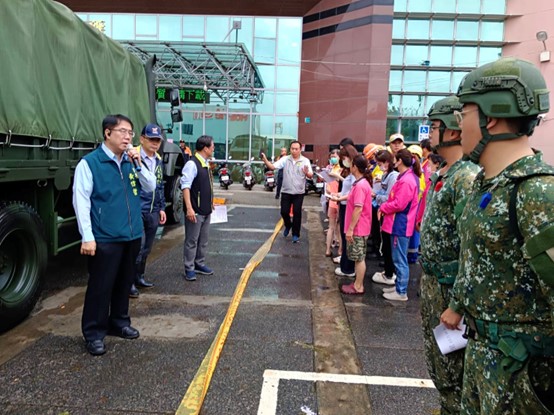 國軍支援果園清理落果。台南市長黃偉哲特別前往麻豆區及後壁區，感謝國軍持續支援。 圖：台南市政府提供