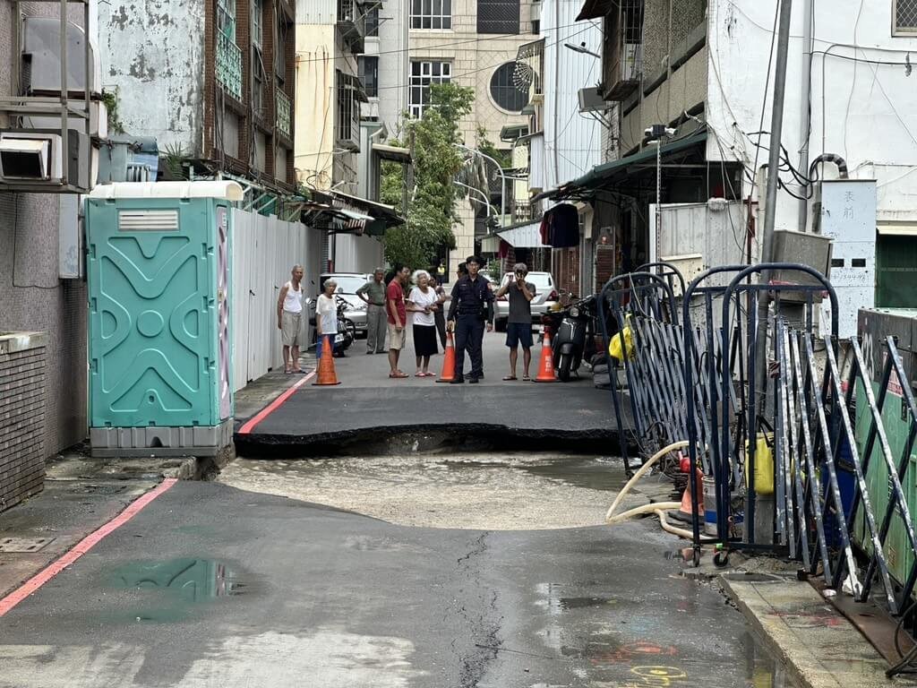 高雄市前金區成功一路361巷9日中午發生路面塌陷情形，事故造成附近號誌暫時中斷，幸無人傷。警方已到場協助交管，並通知相關主管機關到場勘查。（高市新興警分局提供）中央社記者洪學廣傳真  114年7月9日