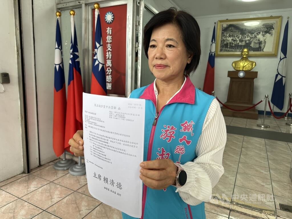 花蓮罷團「微光花蓮」9日到花蓮地檢署按鈴告發吉安鄉長游淑貞，指游淑貞利用鄉長公務時間、使用公務車等國家資源從事反罷免活動，涉嫌違反行政中立及選罷法。游淑貞（圖）否認罷團控訴，稱是私下行程。中央社記者張祈攝  114年7月9日