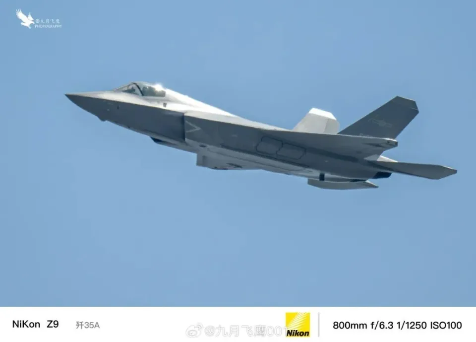中共「九三盛大閱兵」，空中預演訓練畫面見「殲-35A」身影。 圖：翻攝自 「沙丘裡的回聲」
