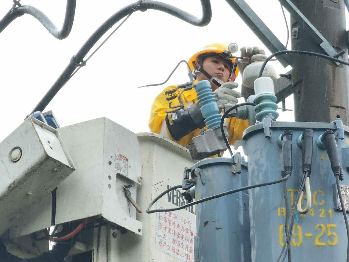 丹娜絲風災，台南電桿倒斷及電塔倒塌範圍廣，台電搶修恢復電力。 （圖：取自黃偉哲臉書）