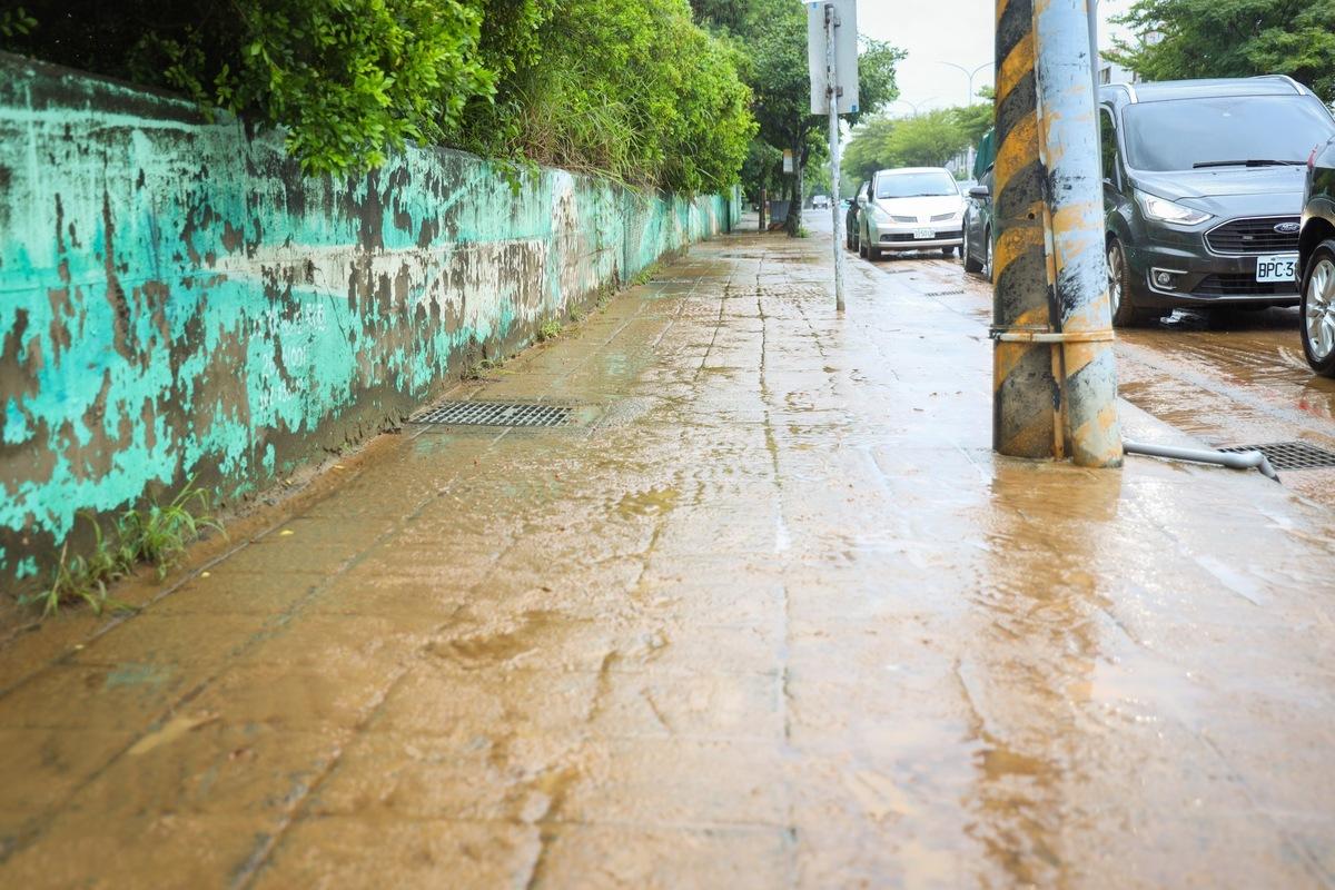 台中市海線多處道路積水退去後，泥沙留在路面及人行道上。  圖：台中市政府/提供