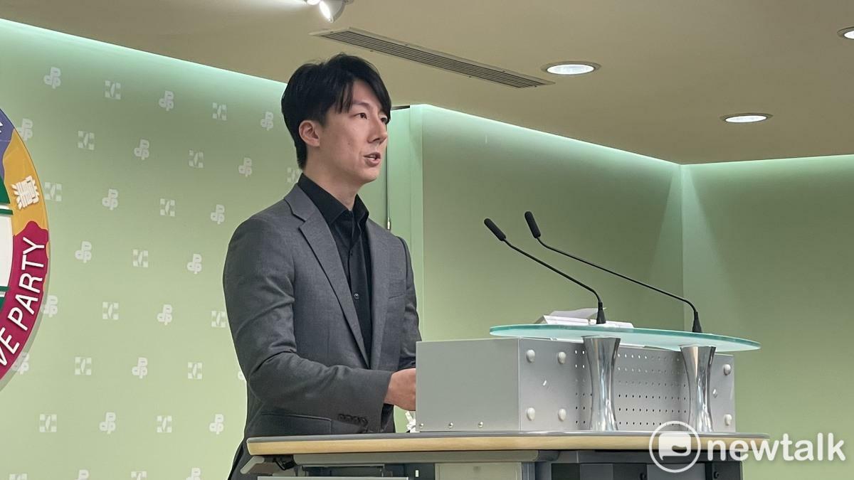 吳崢說，民進黨投入金錢、物資、人力，盼協助鄉親恢復正常生活。 圖：高逸帆／攝（資料照）