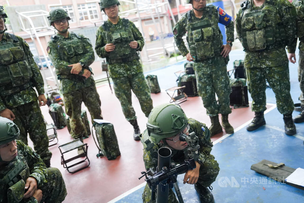 訓員實施迫砲射擊預習。 圖：中央社提供