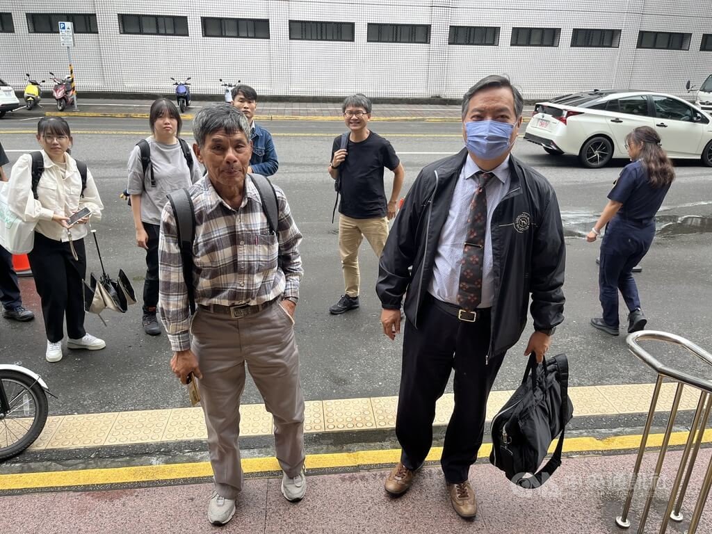 男子呂金鎧（前左）被指控犯下民國82年中興大學女學生命案，判刑20年定讞。呂男聲請再審，經高院裁准後9日開庭，辯護人羅秉成（前右）陪同出庭。中央社記者劉世怡攝  114年7月9日