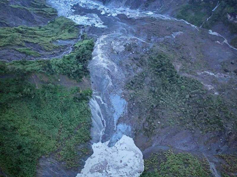 台灣中部地區連日豪雨，導致雲林草嶺周圍的崛畓山山體滑落，形成長達100公尺的堰塞湖。 圖：竹山鎮長陳東睦／提供
