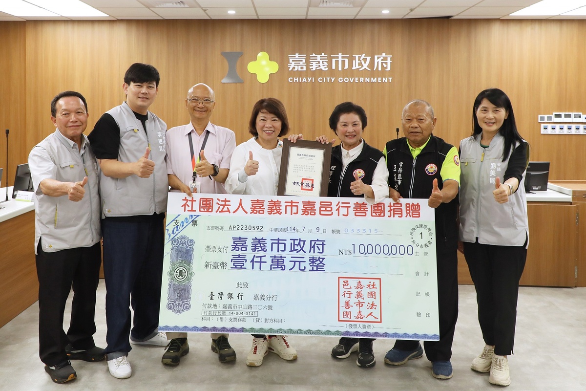 嘉邑行善團9日由理事長鄭秀玉代表，各向嘉義縣市政府捐助新臺幣1000萬元整，以實際行動協助災害救助。嘉義縣長翁章梁和嘉義市長黃敏惠也感謝嘉邑行善團愛心善舉。 圖：嘉義市政府提供