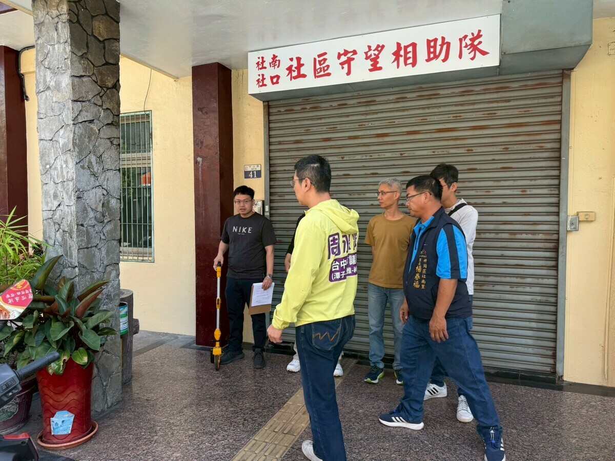 周永鴻會勘YouBike站點，他指盧秀燕的「 里里有YouBike」仍未達標。  圖：周永鴻/提供