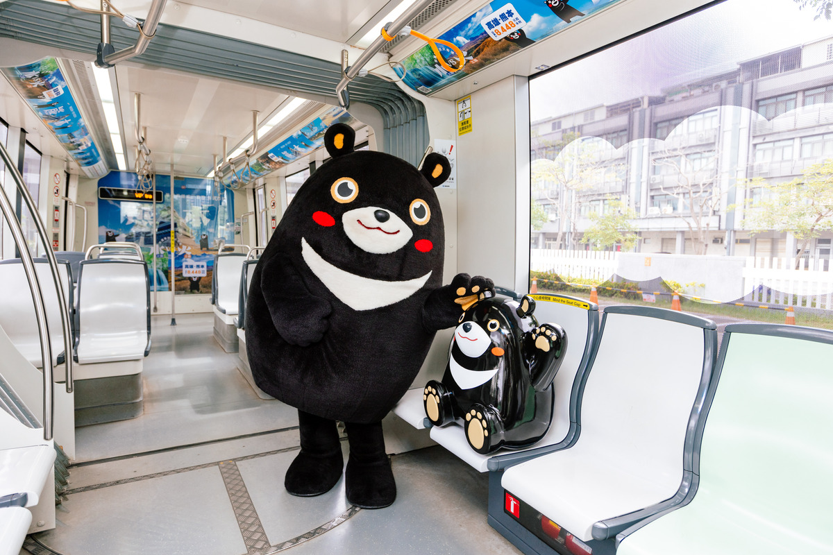 「雄熊愛上你」主題彩繪列車其中一節車廂特別設置「熊本熊x高雄熊」立體公仔座位。 圖：華航/提供