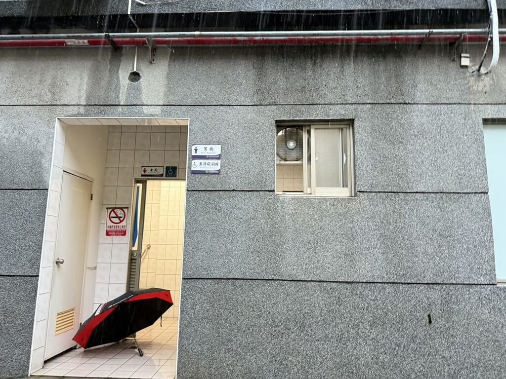 雲林陳姓男子8日毒癮發作，在雲林地檢署旁公廁（圖）施打毒品，民眾發現後立即通知警方，警方當場將人逮捕，全案依毒品危害防制條例罪嫌移送法辦。（雲林地檢署提供）中央社記者蔡智明傳真  114年7月9日