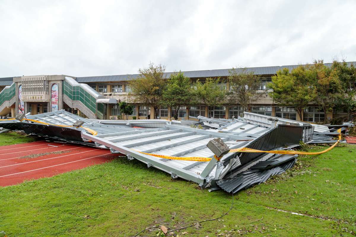 三江國小校園損失慘重，房屋倒塌、屋頂遭吹飛。 （圖：嘉義縣教育處提供）