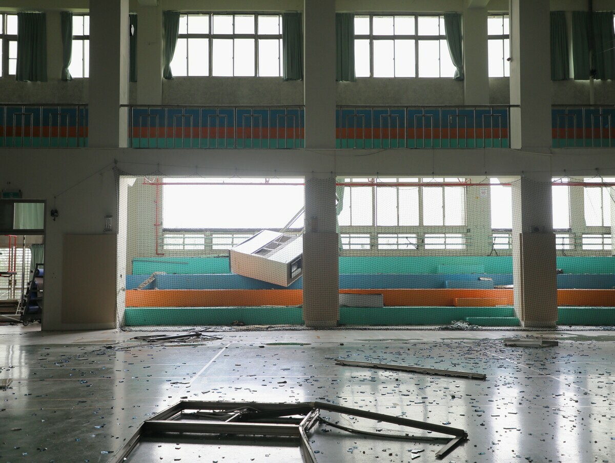 丹娜絲颱風使嘉義校園損失慘重，義竹國中玻璃、遮雨棚破損。 （圖：嘉義縣教育處提供）