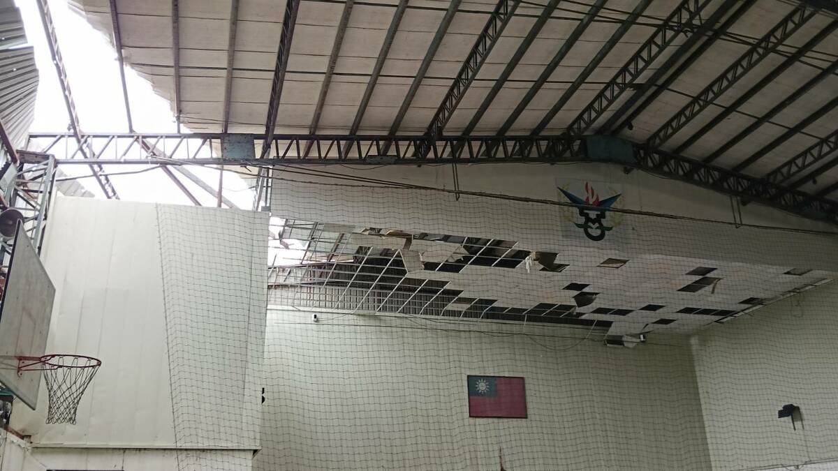 嘉義過溝國中校園遭風災襲擊，房屋倒塌、屋頂遭吹飛。 （圖：嘉義縣教育處提供）