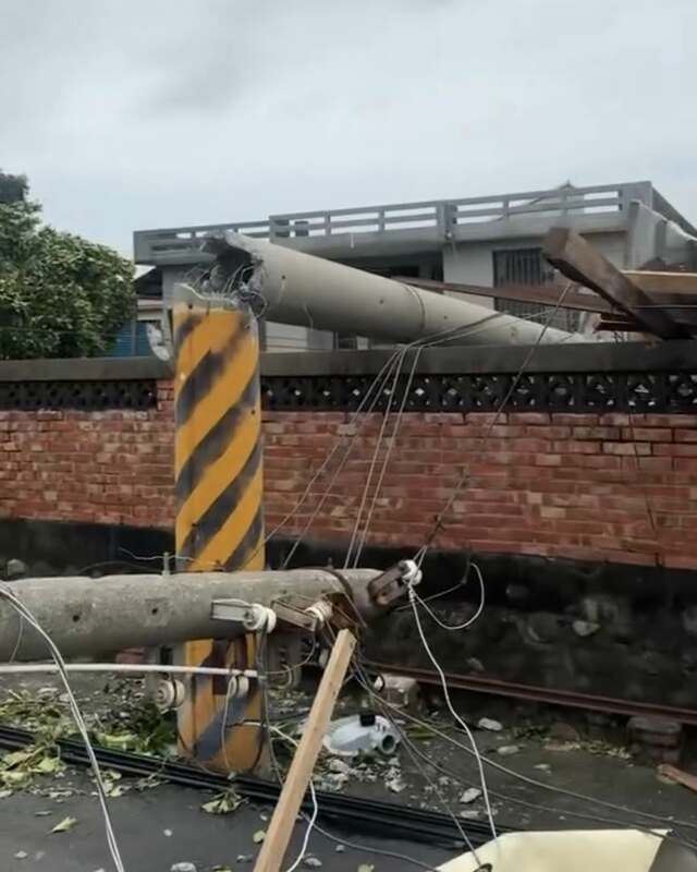 丹娜絲颱風重創台南，強風造成電力設施嚴重損毀，截至今日下午6時，台南市仍有4萬8334戶停電。 圖：翻攝自臉書社團